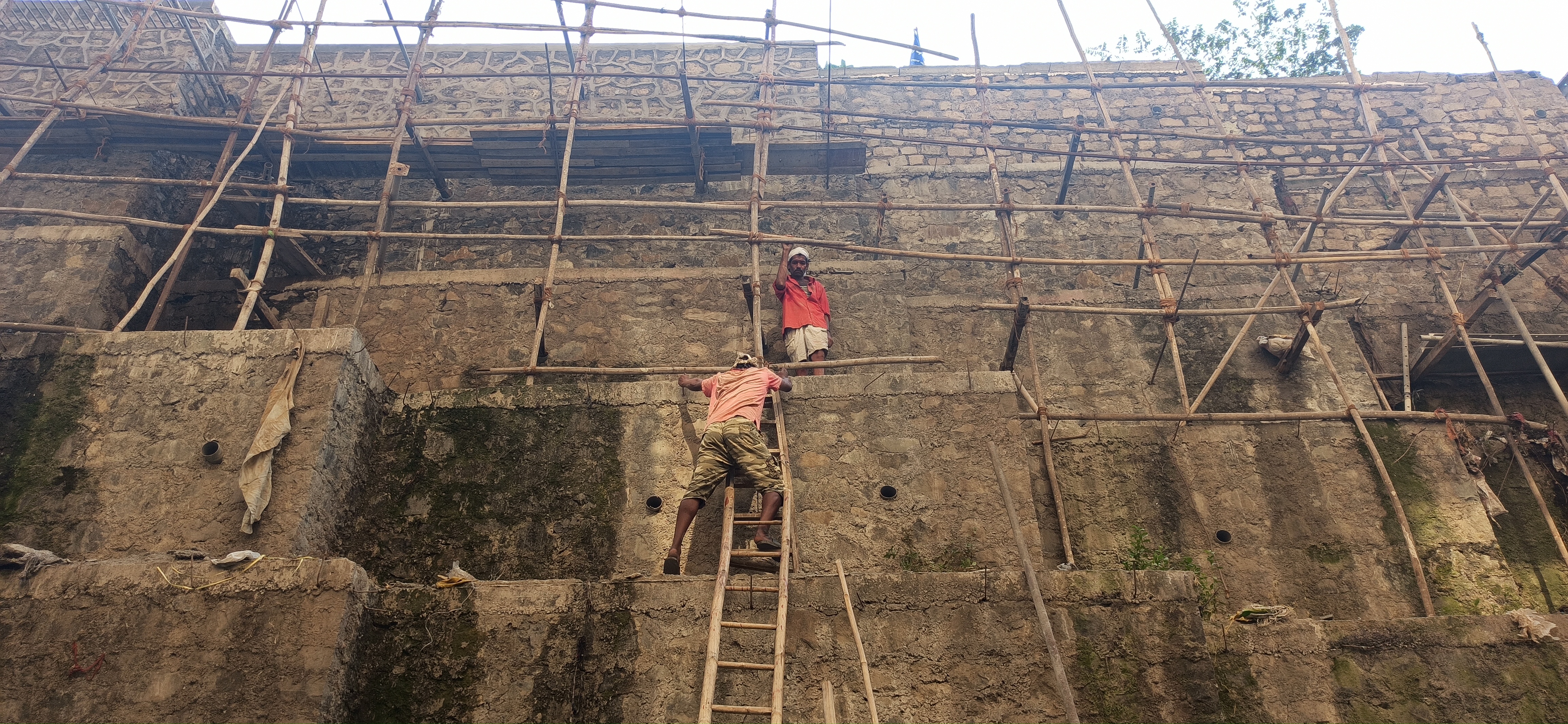 Spenta enclave retaining wall