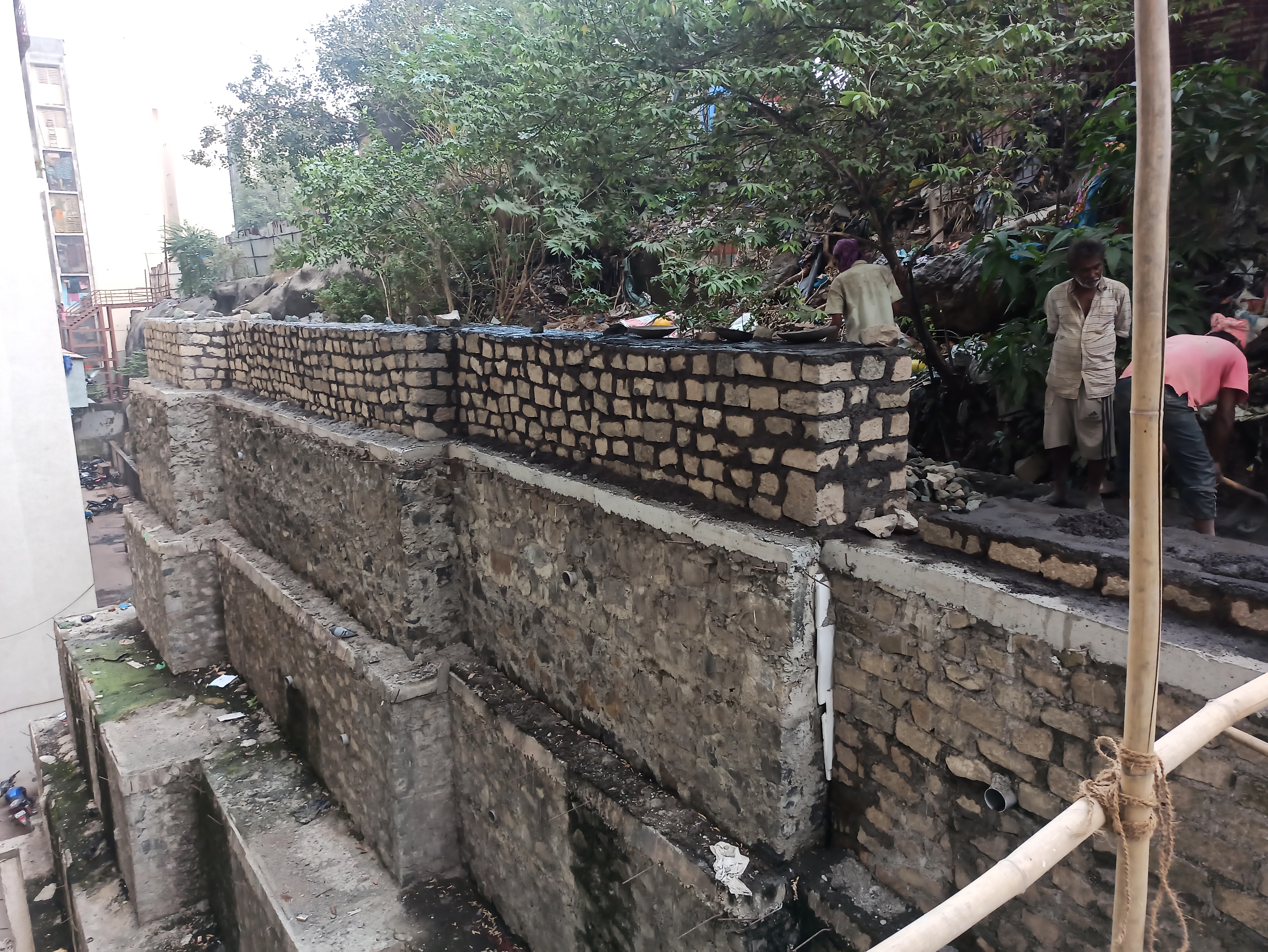 Spenta enclave retaining wall