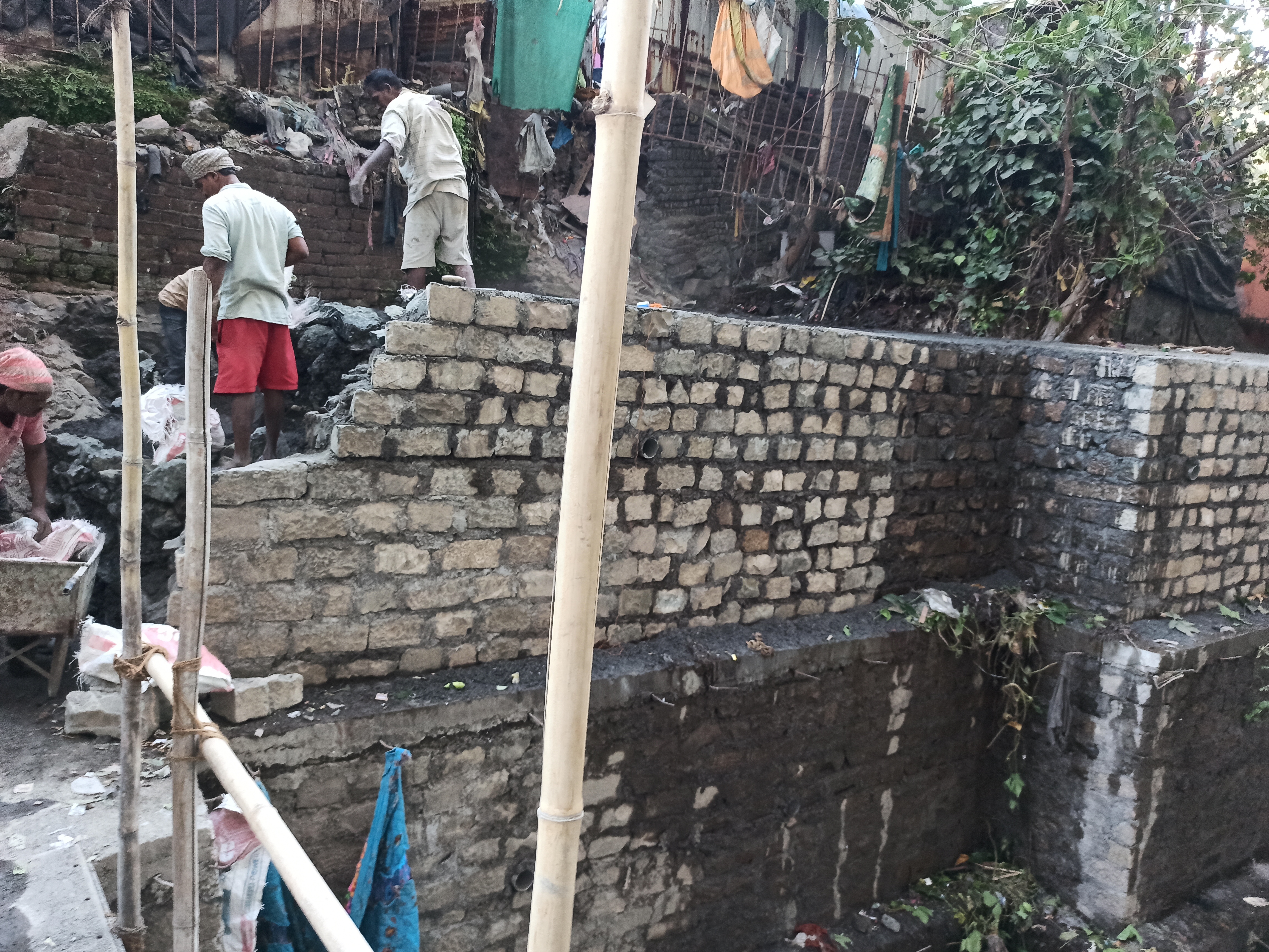 Spenta enclave retaining wall