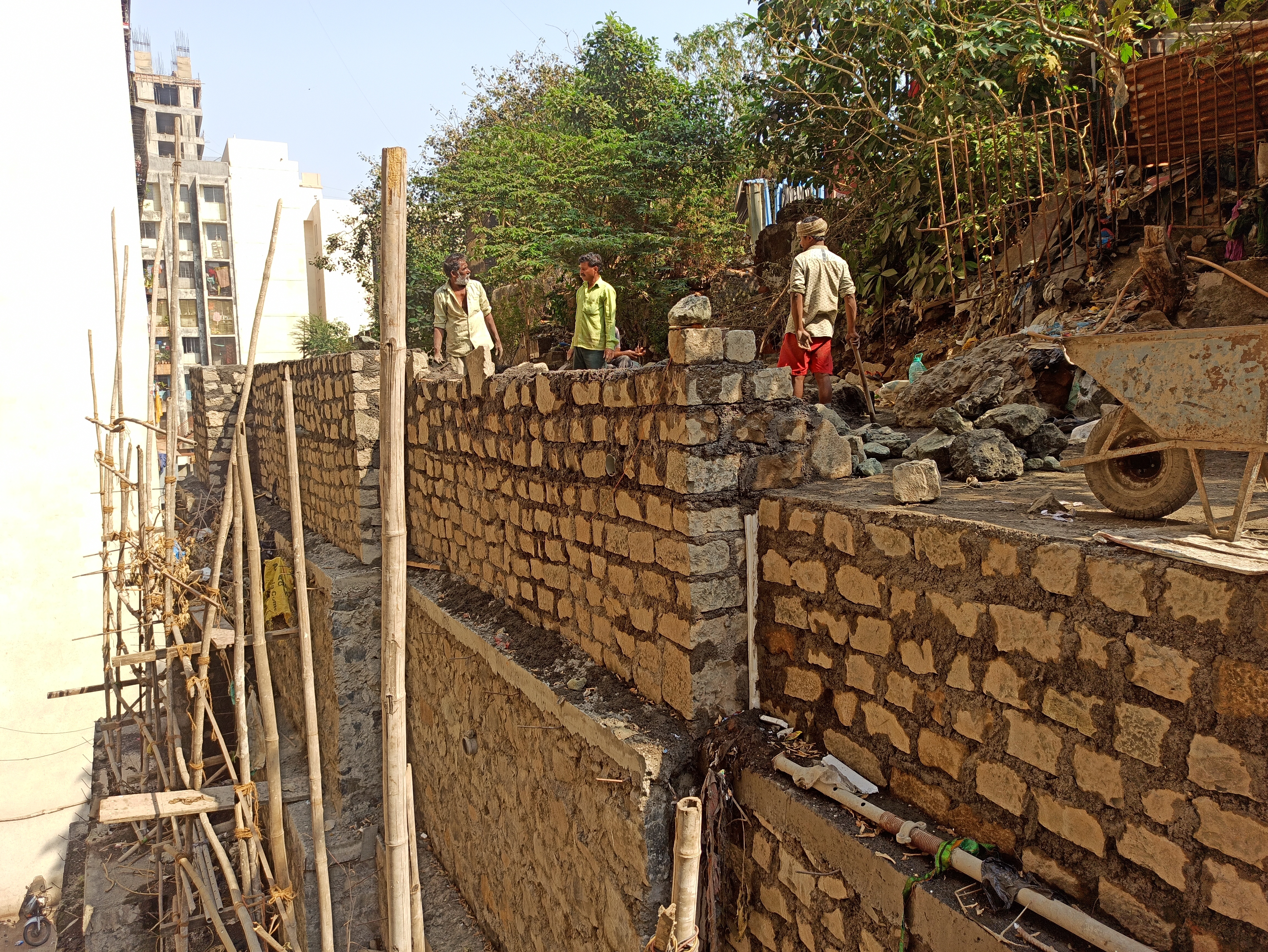 Spenta enclave retaining wall