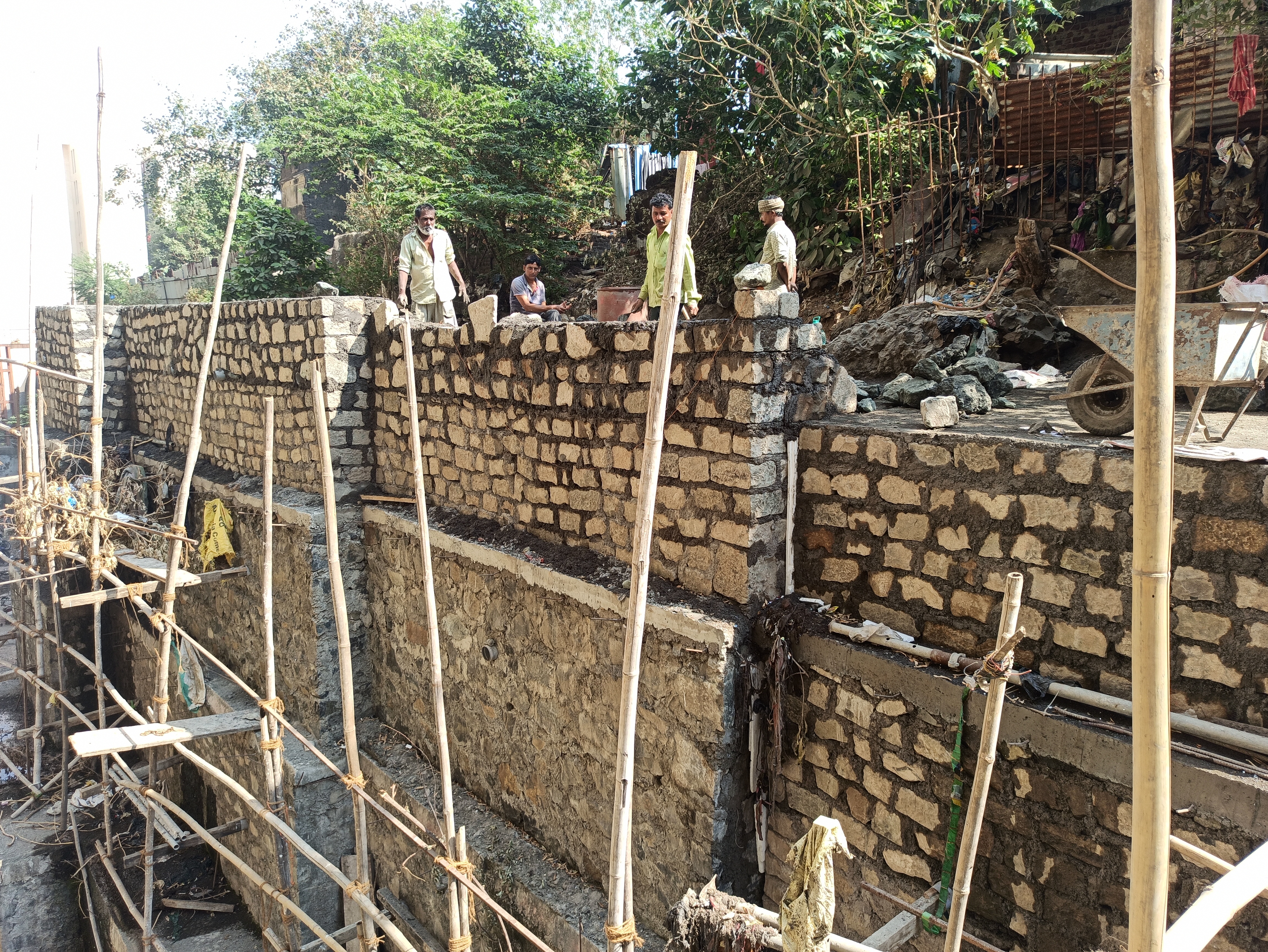 Spenta enclave retaining wall