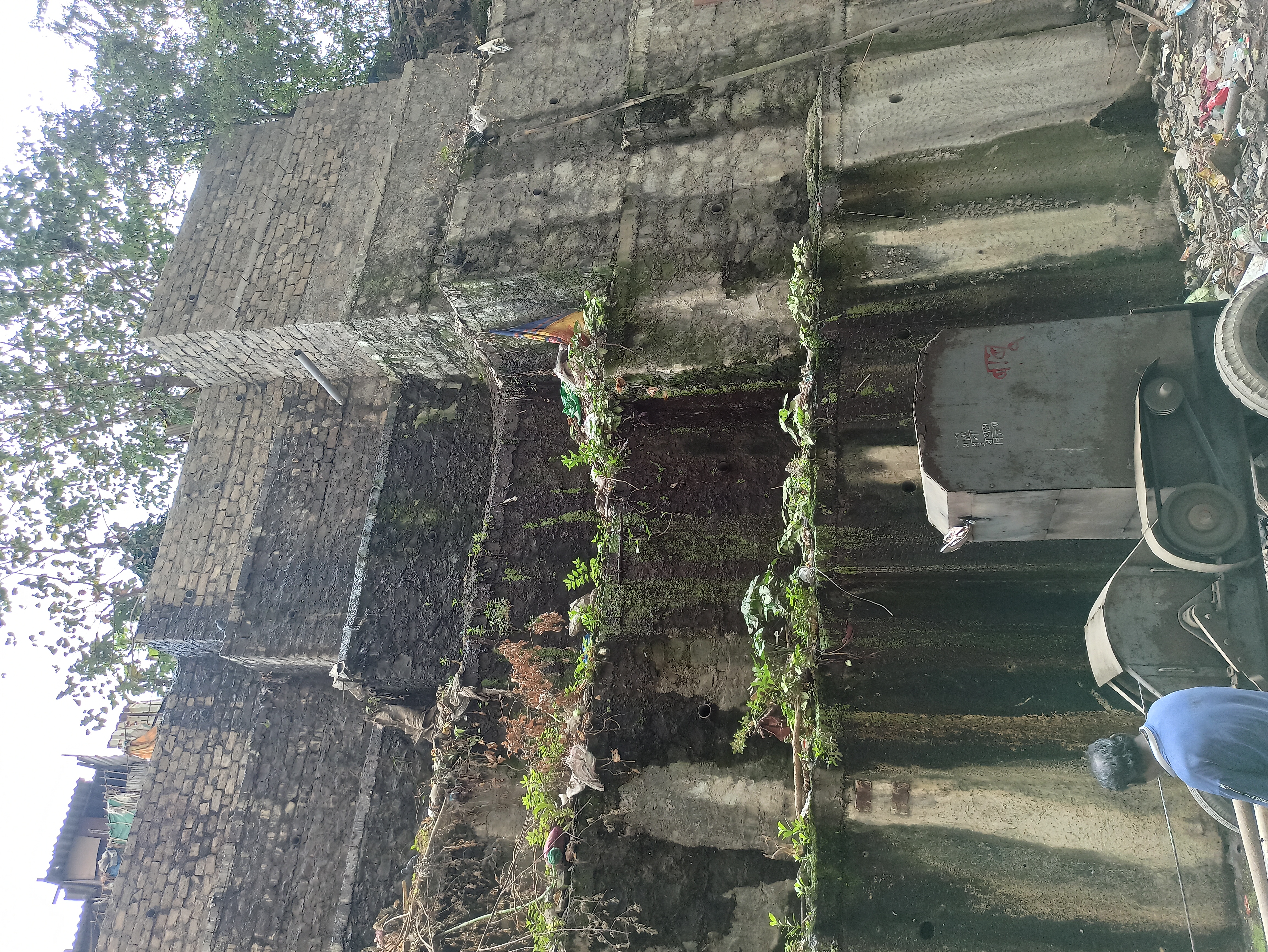 Spenta enclave retaining wall